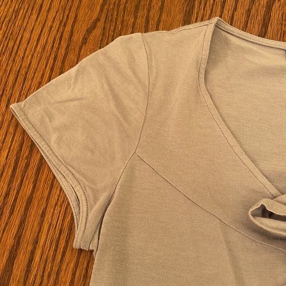 Light Grey Flower Top - Bella James from Anthropologie - Picture 4 of 6